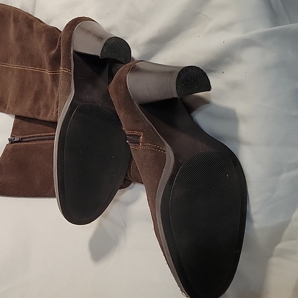 KAYA Brown Knee-High Suede Heeled Boot Side Zippers Stacked Wood Heel - Picture 7 of 9